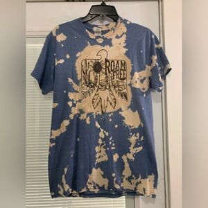 Roam Free Blue and Tan Graphic T-Shirt. Ladies Sz med NWOT